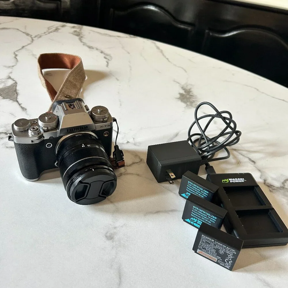 Fujifilm Silver and Black Mirrorless Camera with Lens and Charger Kit